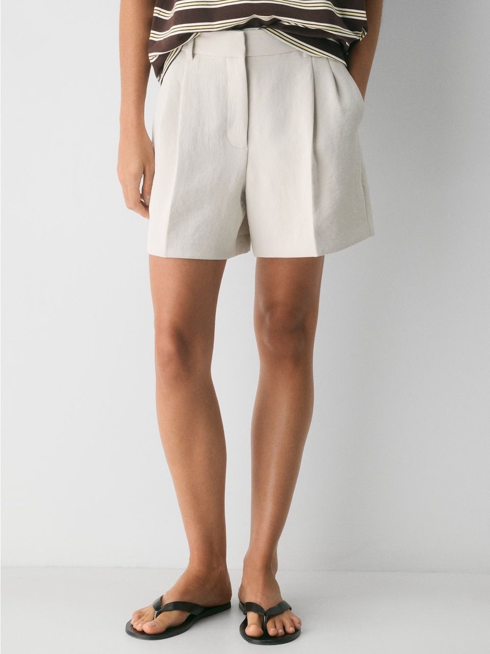 Aritzia Effortless Short Mid Thigh Crepette Light Birch size 2 Wilfred